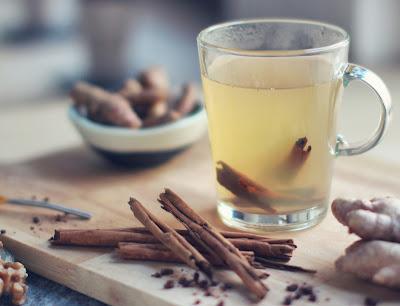 Canela junto con una infusión y otros ingredientes