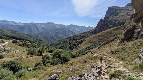 La SENDA EL HACHERO y PUERTOS DE ÁLIVA desde FUENTE DÉ Zona alta del sendero que baja hacia Fuente Dé