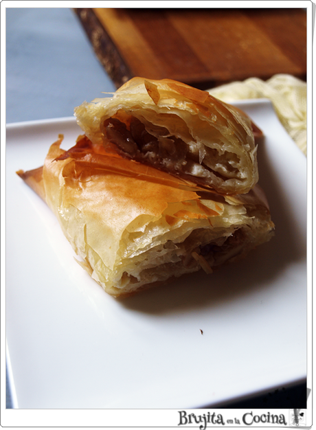 Triángulos crujientes de queso, pera y nuez