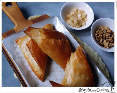 Triángulos crujientes de queso, pera y nuez