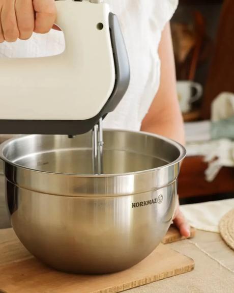 Postre Cremoso de Limón batir crema para montar