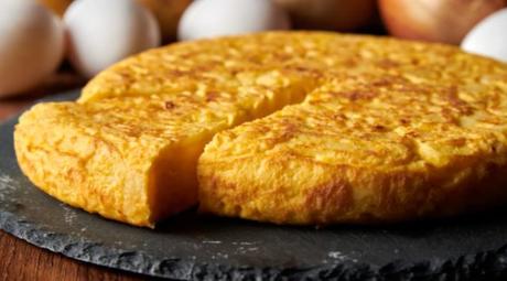 Tortilla de patatas con patatas de bolsa Tortilla de patatas con patatas de bolsa