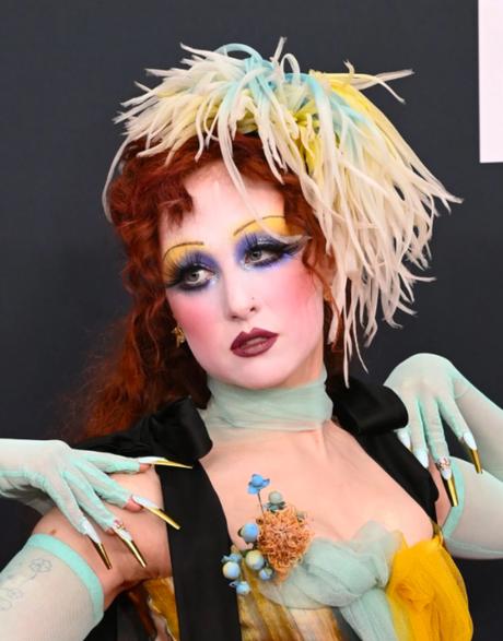 chapel roan maquillaje grammy 2025 Grammys Grammy lady gaga taylor swift maquillaje Makeup miley Cyrus Sabrina carpenter