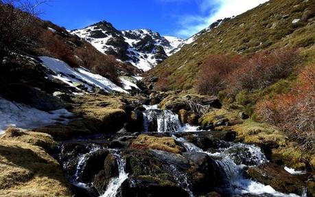 La inteligencia eterna no es un fenómeno aislado ni exclusivo de civilizaciones antiguas o grupos marginados, sino que, más bien, representa una forma de inteligencia que ha perdurado a lo largo de miles de años en culturas que han habitado ecosistemas específicos, adaptándose continuamente a sus cambios y desafíos