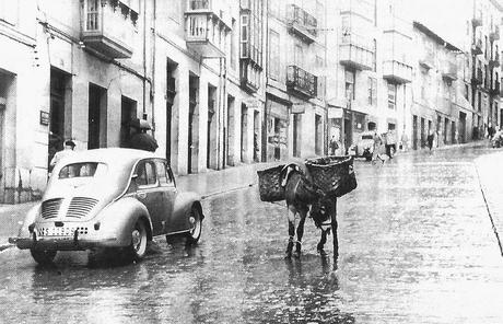 La cuesta de la Atalaya, transitada por burros La cuesta de la Atalaya, transitada por burros