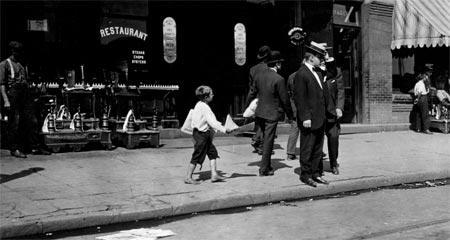 Lewis Hine 'Instantánea de un chico de los periódicos vendiendo en la calle', 1912.