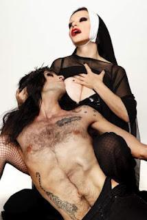 Despiden a Mario Vaquerizo de la COPE por simular una 'Piedad' con Alaska.