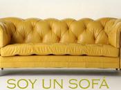 sofá amarillo.