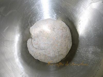 Pan de semillas de amapola con jamón de Jabugo triple X