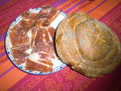 Pan de semillas de amapola con jamón de Jabugo triple X