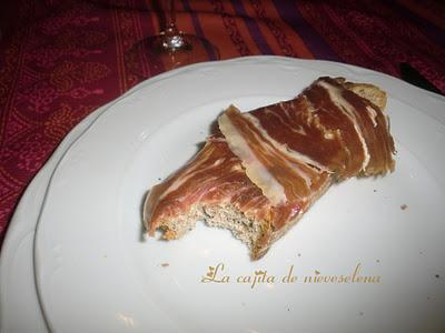 Pan de semillas de amapola con jamón de Jabugo triple X