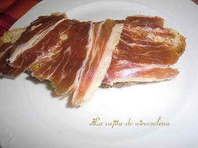 Pan de semillas de amapola con jamón de Jabugo triple X