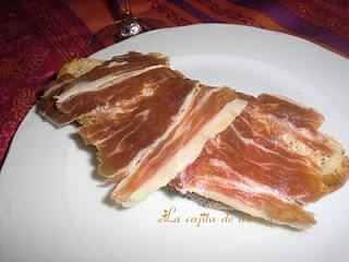 Pan de semillas de amapola con jamón de Jabugo triple X