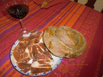 Pan de semillas de amapola con jamón de Jabugo triple X