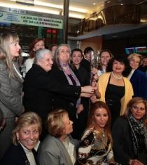 100 mujeres tomaron la Bolsa de Barcelona