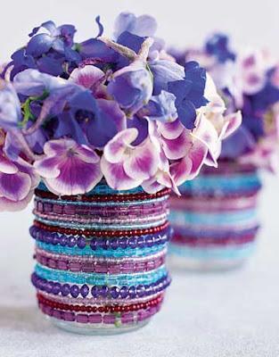 Decorar botes para flores con cuentas de colores