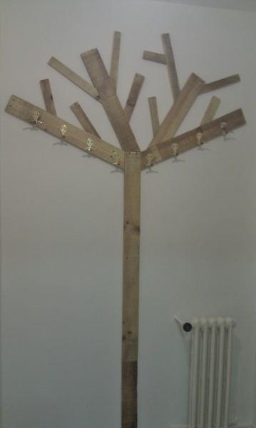 El perchero árbol de tablones de palets de Eusebio
