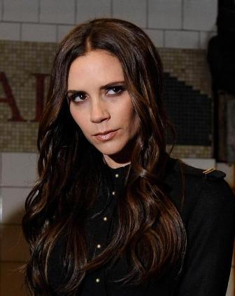 Victoria Beckham promociona la moda británica en NY vestida con un diseño de su última colección