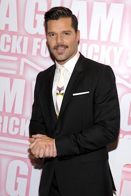 Ricky Martin con bigote contra el SIDA