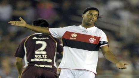 Ronaldinho en Lanús: Chispazos de un fuego que se apaga