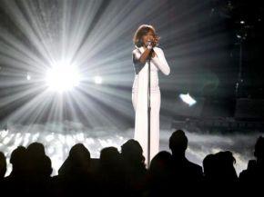 Whitney cantó: “Yes Jesus Loves Me”