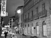 banco solitario peatonal ahora blanco negro