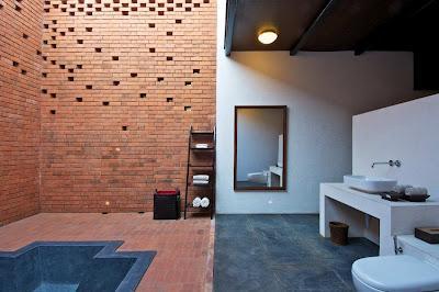 Baños modernos, abiertos al aire libre.