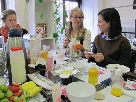 MUJERES REALES DESAYUNANDO CON LA REVISTA MIA María Luisa compureba los efectos del truco