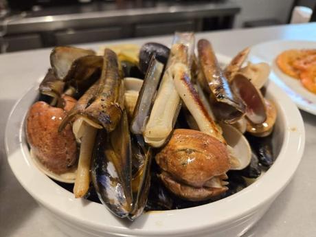 Lluritu 3: el fenómeno de la marisquería desenfadada en Barcelona Lluritu 3