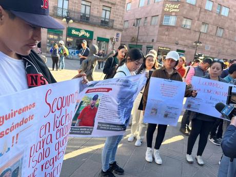 Familiares y amigos de Daniela Martell Orozco marchan en el Centro Histórico para exigir su inmediata localización