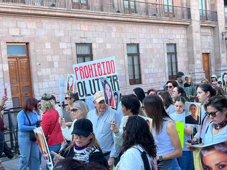 Familiares y amigos de Daniela Martell Orozco marchan en el Centro Histórico para exigir su inmediata localización