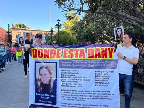 Familiares y amigos de Daniela Martell Orozco marchan en el Centro Histórico para exigir su inmediata localización