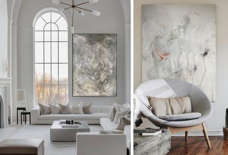 Sala de estar minimalista con techos altos y una obra de la serie Aire, en tonos neutros, que refleja ligereza y movimiento.