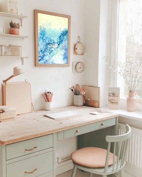 Espacio de trabajo luminoso con una obra de la serie Mar, en tonos azules y amarillos, que transmite calma y frescura