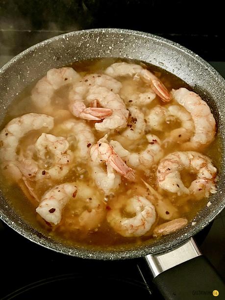 Gambas al ajillo, tradición española en una receta
