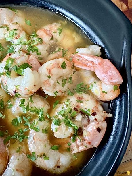Gambas al ajillo, tradición española en una receta