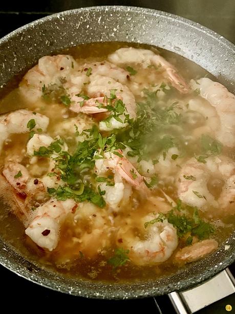 Gambas al ajillo, tradición española en una receta