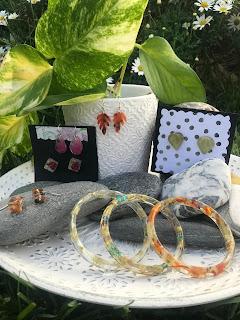 Pulseras de resina y pendientes