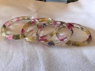 Pulseras de resina y pendientes