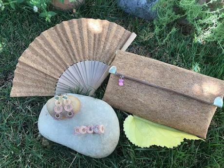 Este es el conjunto que me hice para una boda reciente.  Cartera y abanico con tela de corcho natural. Y pendientes y pulsera con rocalla de cristal comida a mano