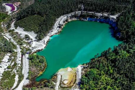Lac Bleu de Guizengeard: camina a los lagos azules secretos de Charente Ayerial de drones del lago más verde rodeado de bosque de pinos en Lac Bleu de Guizengeard