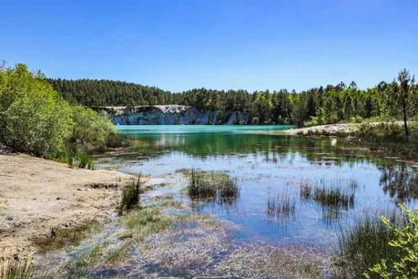 Lac Bleu de Guizengeard: camina a los lagos azules secretos de Charente Las orillas cubiertas de hierba del lago más verde en Lac Bleu de Guizengeard
