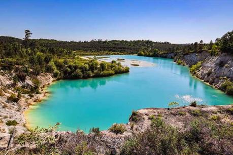 Lac Bleu de Guizengeard: camina a los lagos azules secretos de Charente Desde el punto de vista del sendero Discovery para mirar sobre las orillas amarillas y el agua turquesa en Lac Bleu de Guizengeard