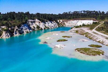 Lac Bleu de Guizengeard: camina a los lagos azules secretos de Charente Una vista del lago turquesa con el banco de arena visible en Lac Bleu de Guizengeard