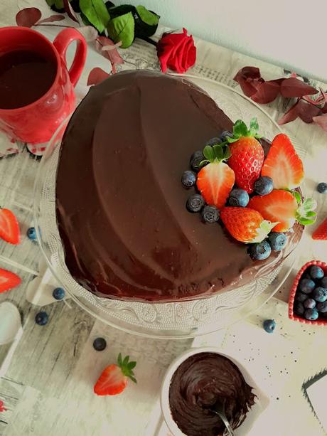 Pastel de chocolate y frutos rojos para San Valentín