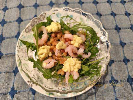 Ensalada de rúcula, camarones y granada con salsa de aguacate: fresca y con sabor Ensalada de rúcula, camarones y granada con salsa de aguacate: fresca y con sabor