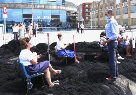 29/7/2020: S.M. el Rey don Felipe conversa con las “rederas” de Santoña 29/7/2020: S.M. el Rey don Felipe conversa con las “rederas” de Santoña