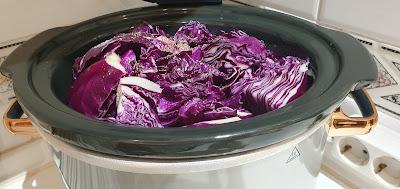 Lombarda preparada para cocinarse en la olla de cocción lenta