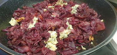 Lombarda con queso azul, mandarina y nueces