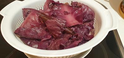 Lombarda ya cocina escurriéndose